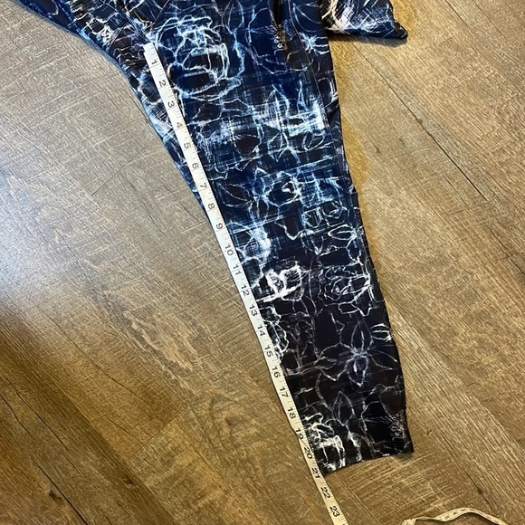 Spyder Active Floral Black Blue White Cropped Athletic Leggings size L - Picture 12 of 16